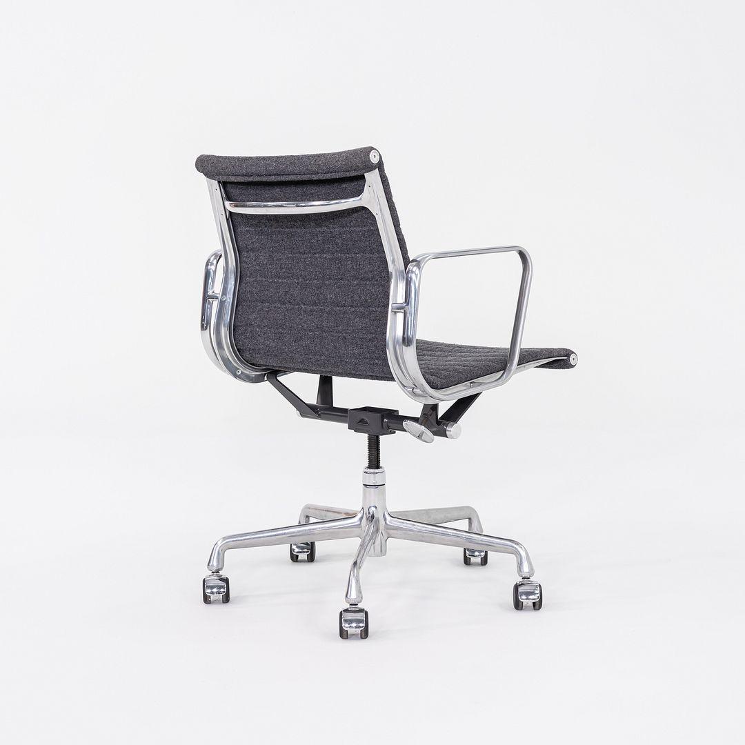 2009 Herman Miller Eames Aluminum Management Desk Chair in tessuto grigio Maharam In condizioni ottime in vendita a Philadelphia, PA