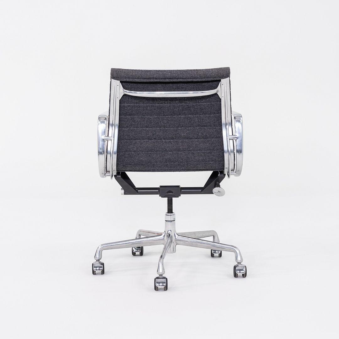 XXI secolo e contemporaneo 2009 Herman Miller Eames Aluminum Management Desk Chair in tessuto grigio Maharam in vendita