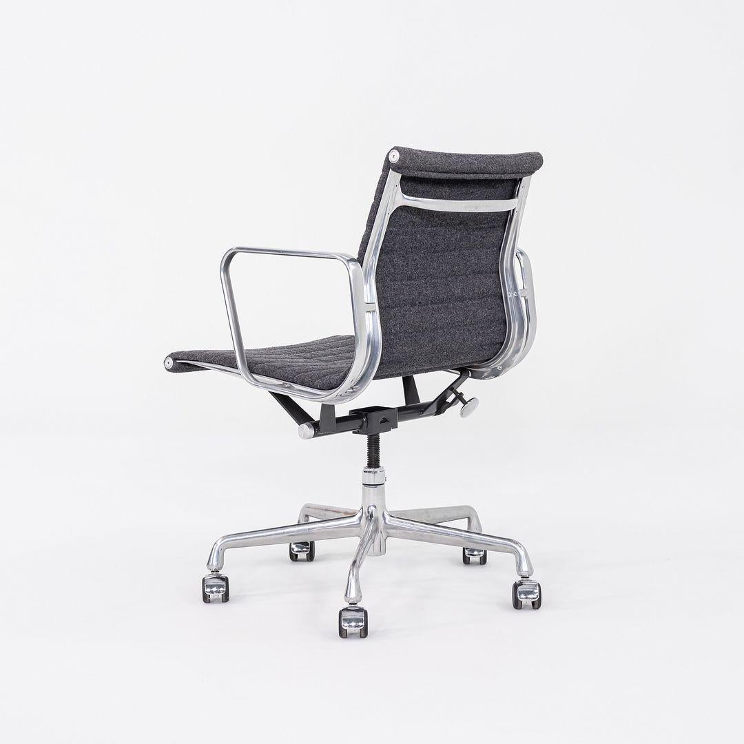 Alluminio 2009 Herman Miller Eames Aluminum Management Desk Chair in tessuto grigio Maharam in vendita