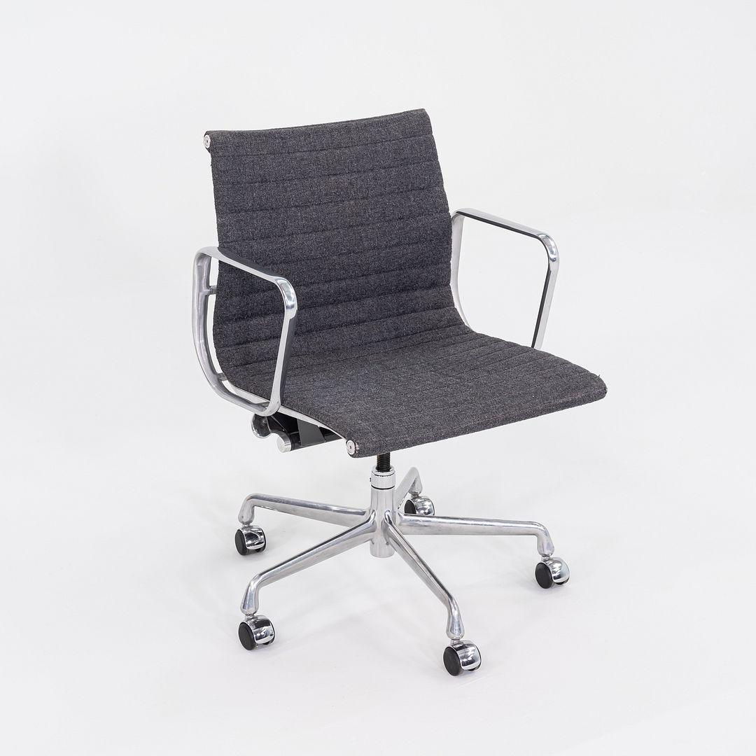 2009 Herman Miller Eames Aluminum Management Desk Chair in tessuto grigio Maharam in vendita 1