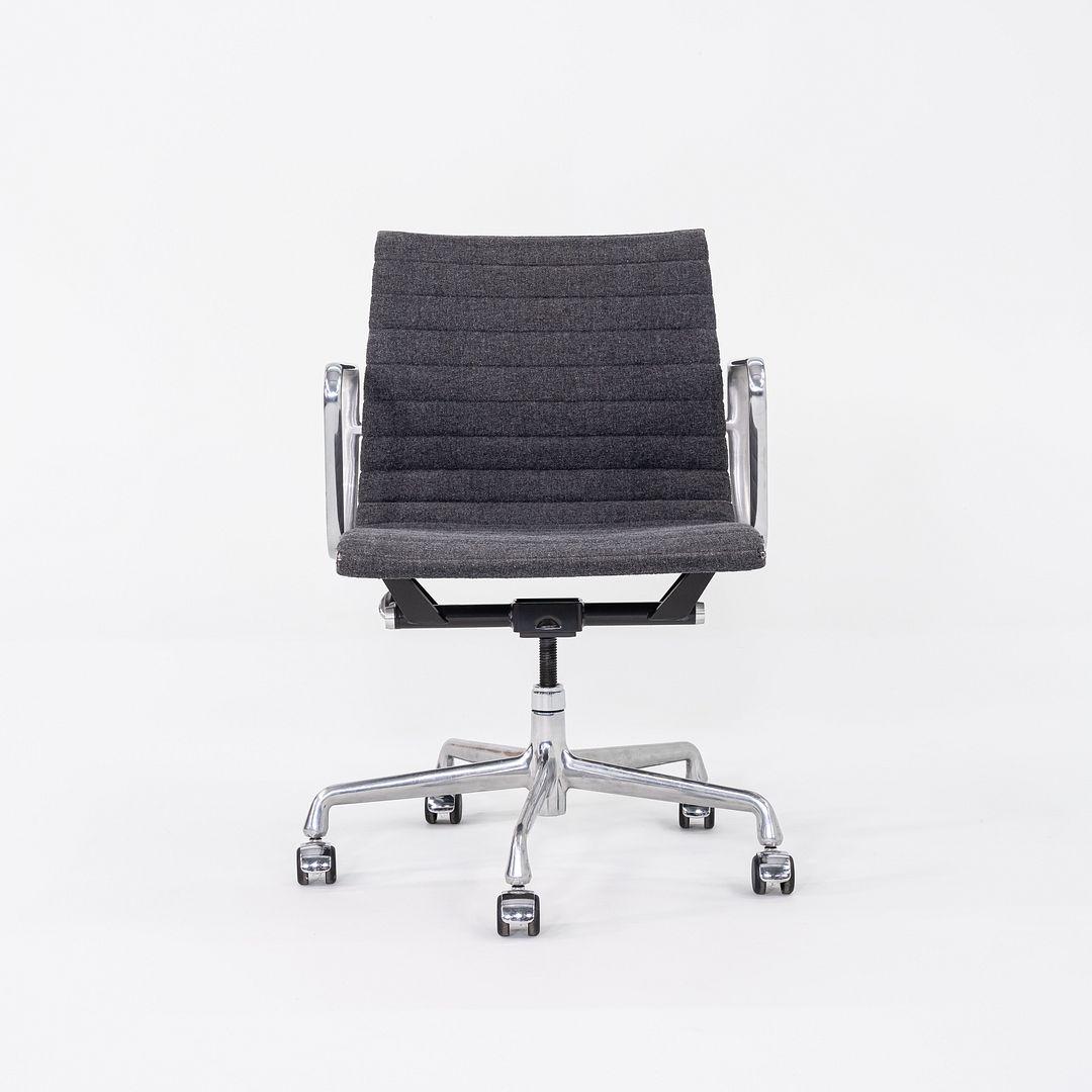 2009 Herman Miller Eames Aluminum Management Desk Chair in tessuto grigio Maharam in vendita 2