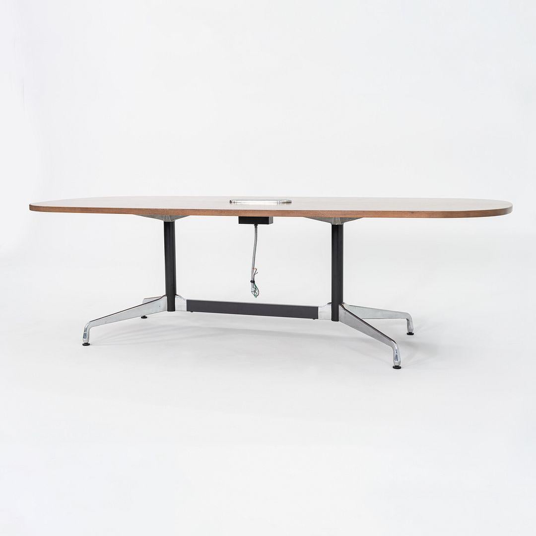 Se trata de una Mesa de Conferencia Segmentada, diseñada inicialmente por Ray y Charles Eames para Herman Miller en 1964. Esta pieza se produjo en 2009. Presenta un tablero ovalado de nogal con bases segmentadas de acero y aluminio. Fue una serie