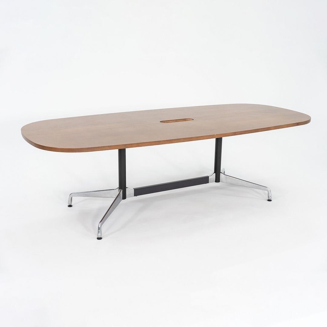 2009 Herman Miller Mesa de conferencias segmentada Eames en nogal de 2,8 m. en venta 2