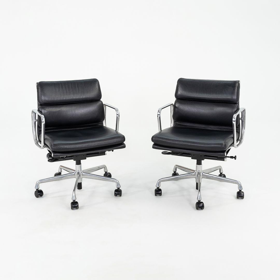 Si tratta delle sedie Eames Aluminum Group Soft Pad Management, modello EA435, progettate inizialmente da Charles e Ray Eames per Herman Miller nel 1969. Questi esempi risalgono al 2009. Il prezzo di listino comprende una sedia da scrivania e ne