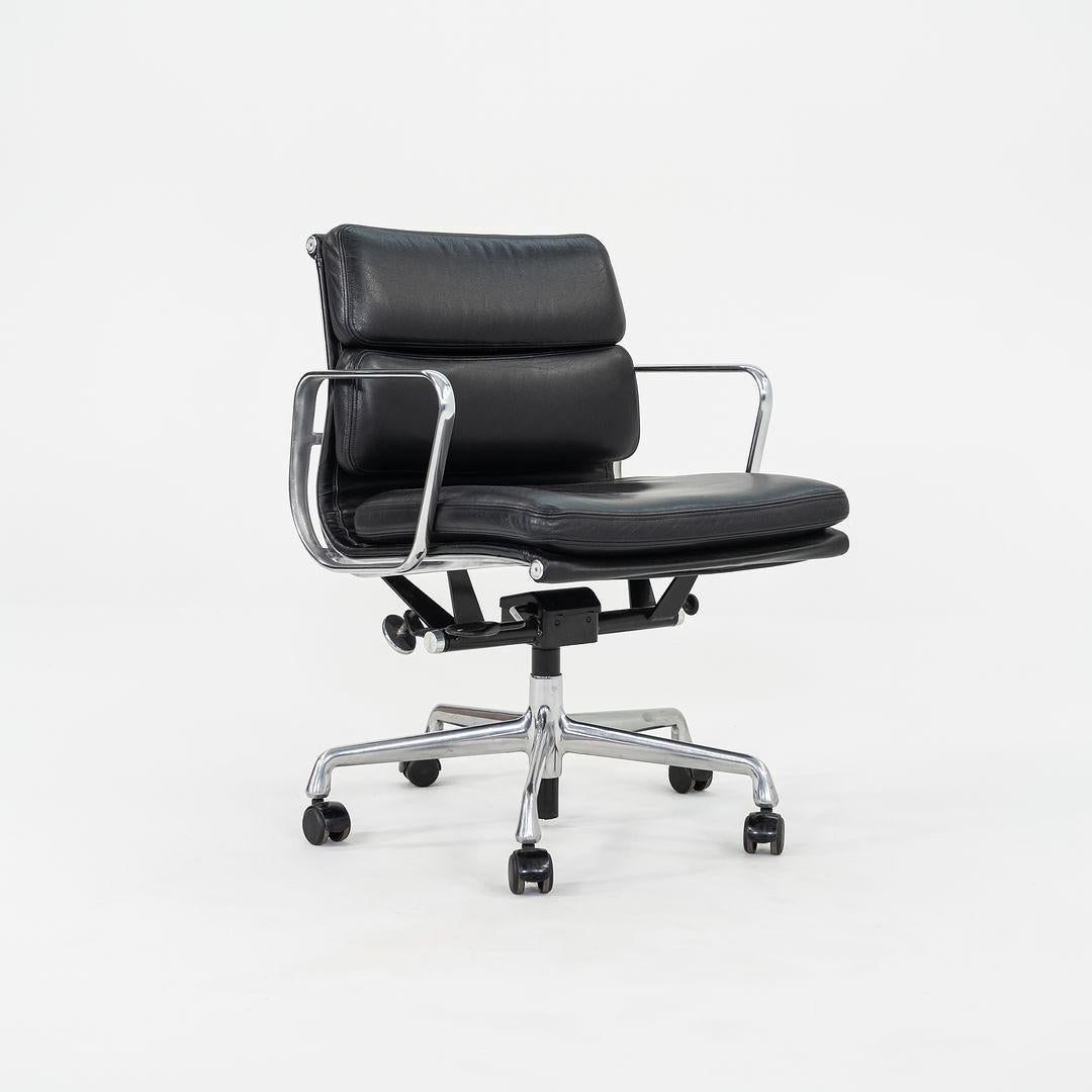 Moderno 2009 Herman Miller Eames Soft Pad Management Desk Chair Pelle nera 1x Disponibile
