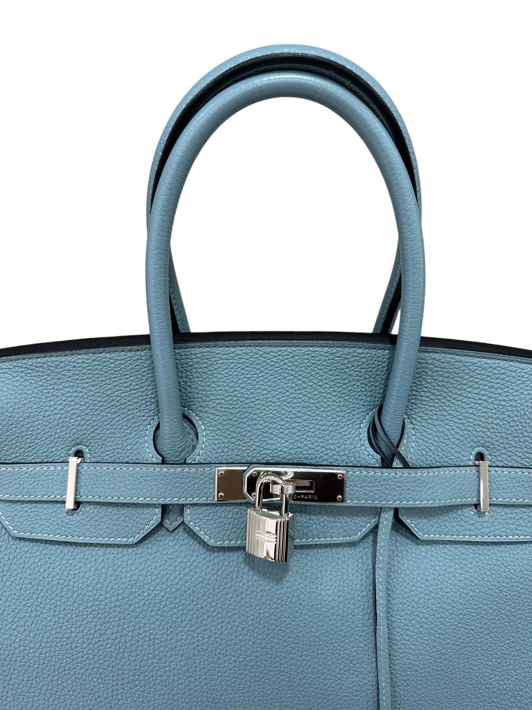 Hermès handbag, Birkin model, size 35, made of sky blue togo leather with silver hardware. Equipped with the classic flap with interlocking closure and buckle. Complete with padlock with clochette and keys. Internally lined in leather, very roomy,
