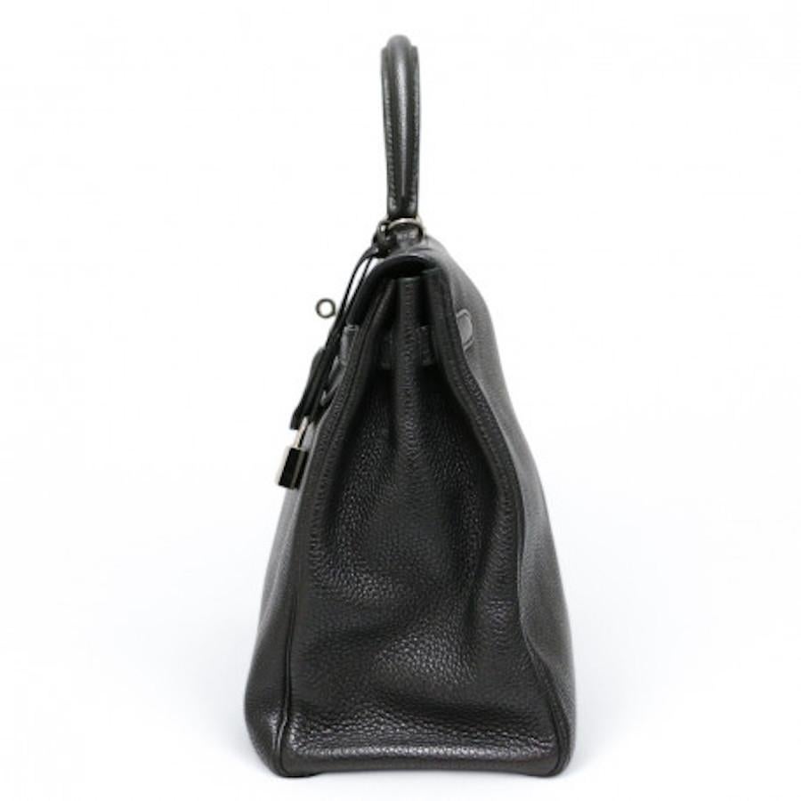 Precioso Hermès Kelly II 35 de cuero negro de Togo entregado en su bolsa original Hermès antipolvo
Se entrega con tirador de cremallera, timbre, candado y llave (x2) de regalo. Las esquinas están en excelente estado, un bolsillo interior con