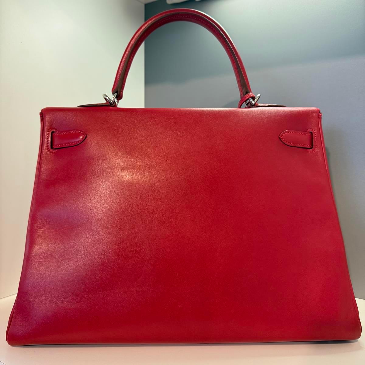 Kelly 35
Amazing and iconic Kelly 35 Retourne Taurillon
Clemence leather
Cherry red color
Palladium hardware
Year 2009
