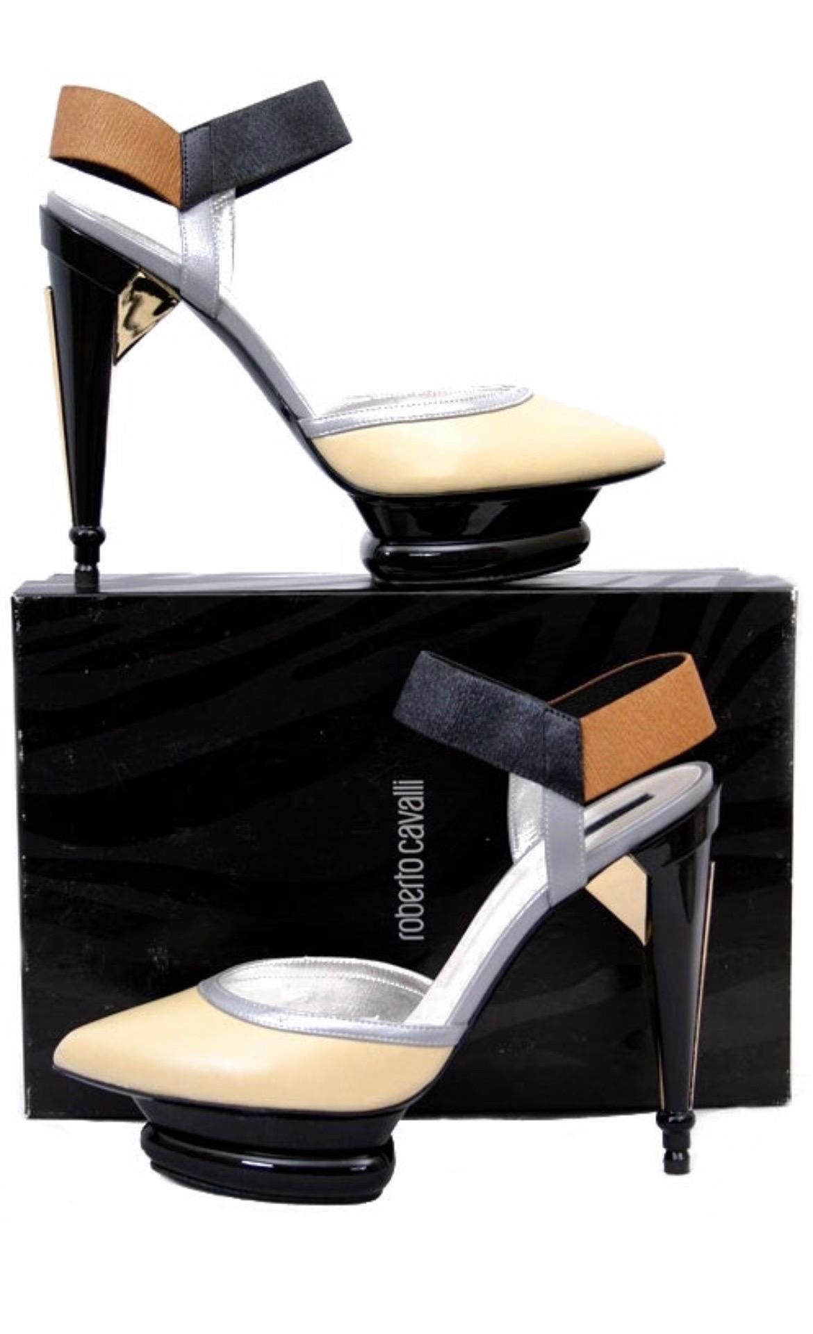 2009 Icone Roberto Cavalli runway platform shoes. 
Le cuir nude et la plateforme noire font grimper les hauteurs d'un cran. Vous aurez les jambes les plus longues de la salle !
Taille 38.5
Plate-forme 1 3/4