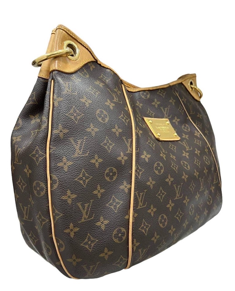 Louis Vuitton bag, Galliera model, size GM, made of monogram canvas and golden hardware.

It has a magnetic button closure.

The interior is lined with beige alcantara and is equipped with internal pockets.

The bag is equipped with an adjustable