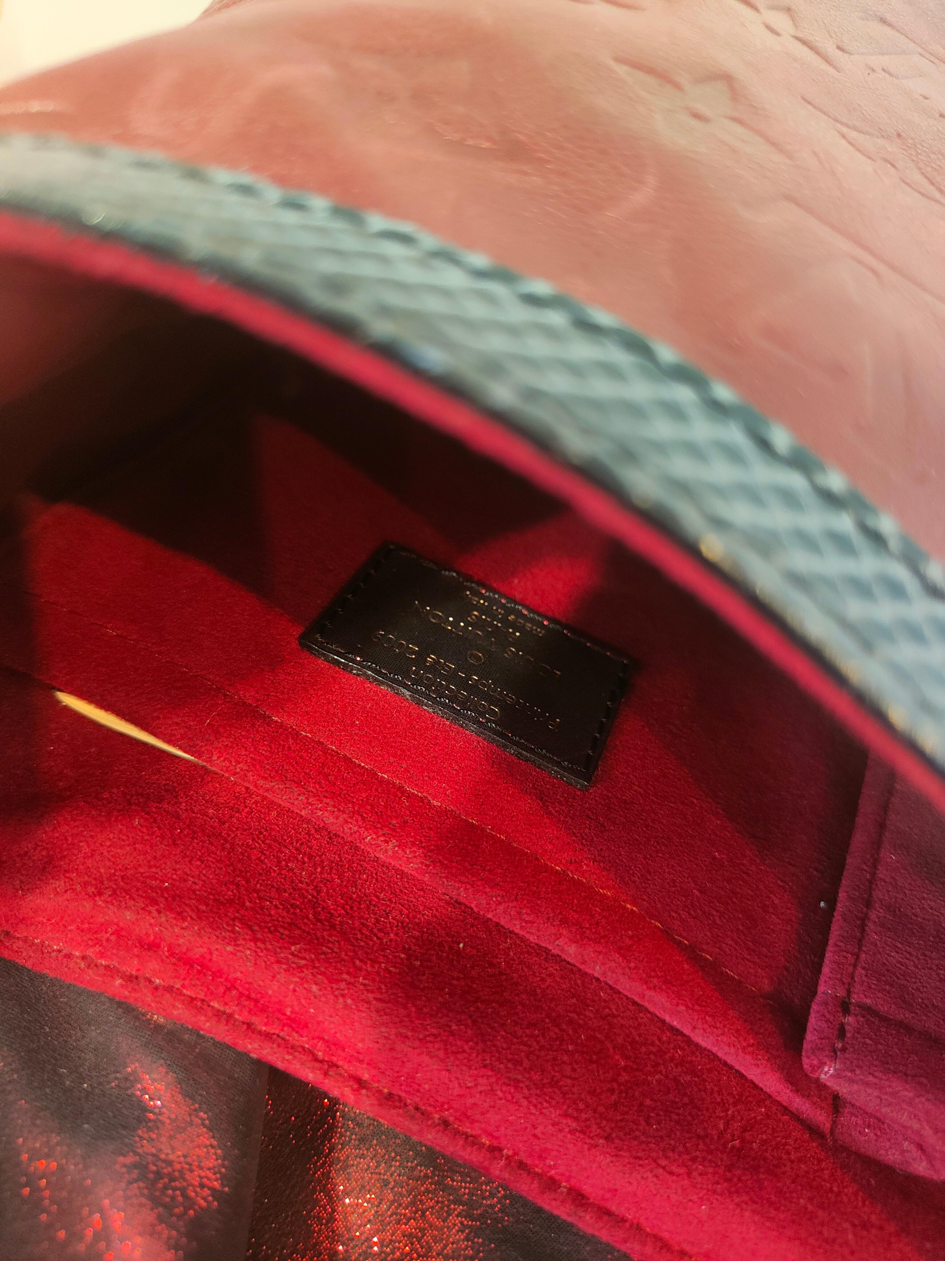 2009 Louis Vuitton Kalahari shoulder bag For Sale 7