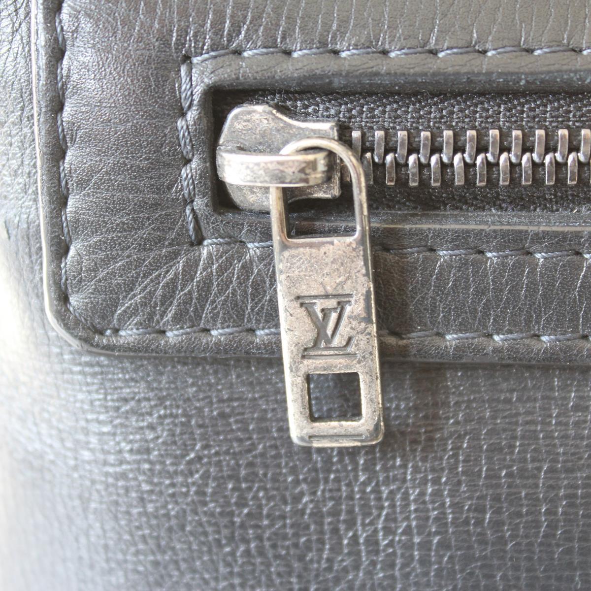 2009 Louis Vuitton Messenger Bag 1
