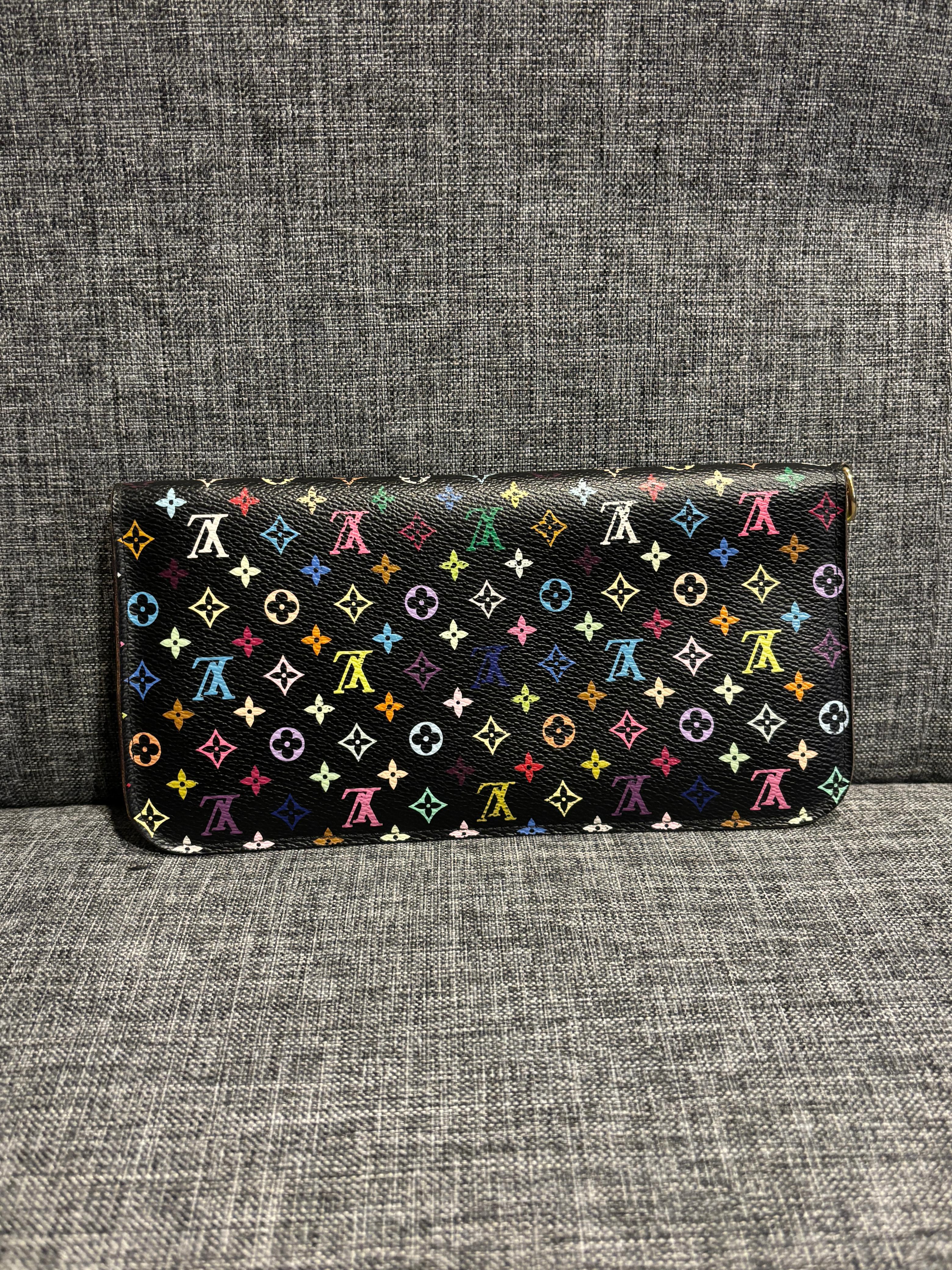 Ikonische Louis Vuitton Murakami schwarz mehrfarbig insolite Organizer Geldbörse. Insgesamt guter Zustand. Geringfügige Bereibungen an einigen Außenbereichen. Geringfügige Abreibungen am Lederfutter. Wird so geliefert, wie es ist.