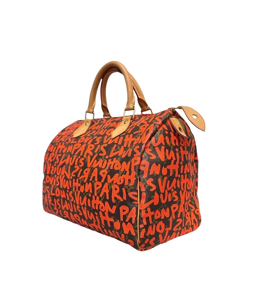 Louis Vuitton bag, Speedy 30 x Stephen Sprouse model in limited edition, made in the classic monogram canvas with orange graffiti print and gold hardware. Equipped with double handle in cowhide to wear the bag by hand. Internally covered in brown