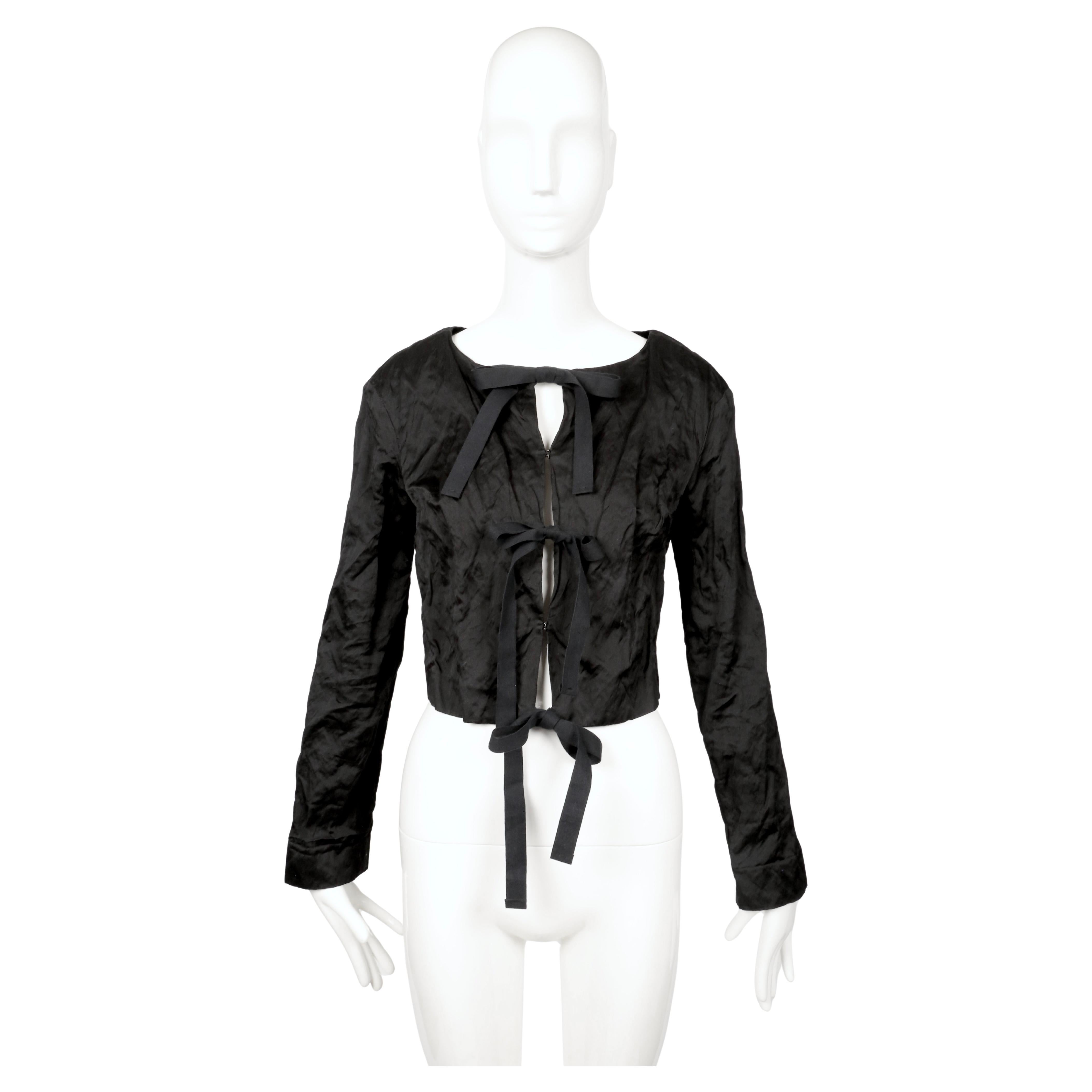 Cette veste Prada de la Collection S 2009 est fabriquée à partir d'un tissu unique infusé de métal qui lui confère cette texture froissée et légèrement structurée qui a fait la réputation de la collection. Il a une forme courte et ajustée et se noue