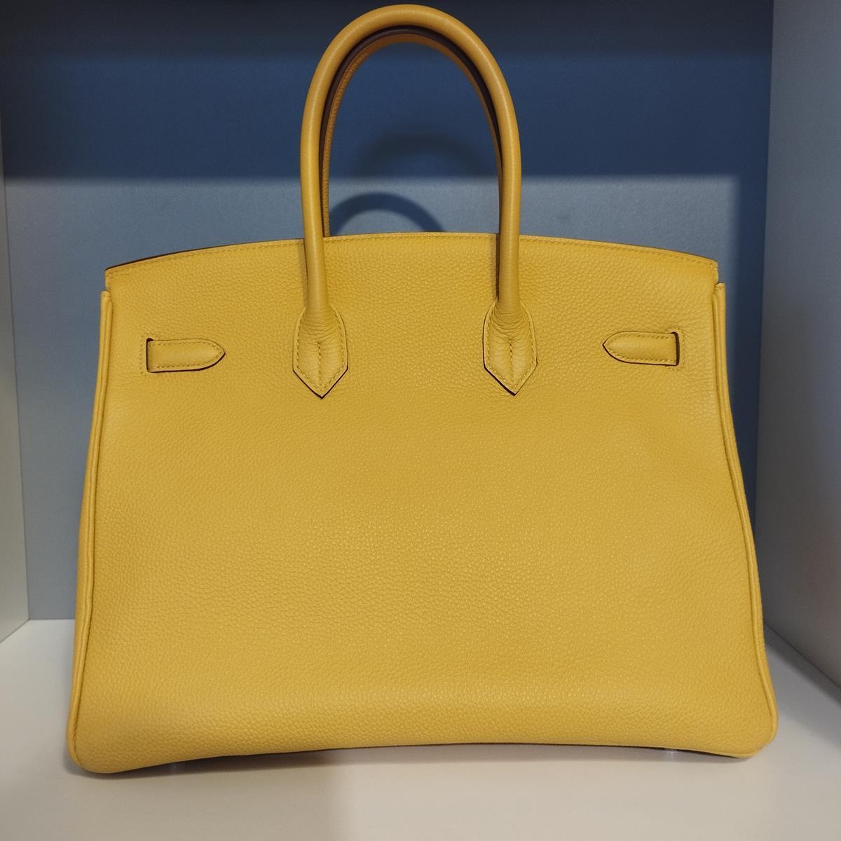 Amazing and iconic Birkin 35 bag 
Tog Leather
Extremely rare soleil yellow color
Palladium hardware
Year 2009
M series
Double handle
Keys and locker
2 Internal pockets (one with zip)
Cm 35 x 28 x 18 (13,7 x 11 x 7,08 inches)
Excellent conditions,