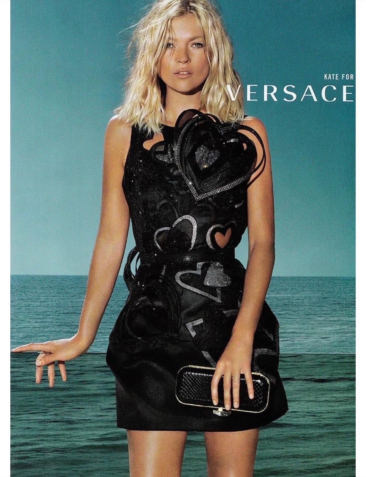 VERSACE
S/S 2009
Llevando el inimitable atractivo de Versace a la ropa de noche, este vestido negro luce corazones relucientes.
Seda, cristales
Talla IT 40 - US 4
Fabricado en Italia
Nuevo, con etiquetas.