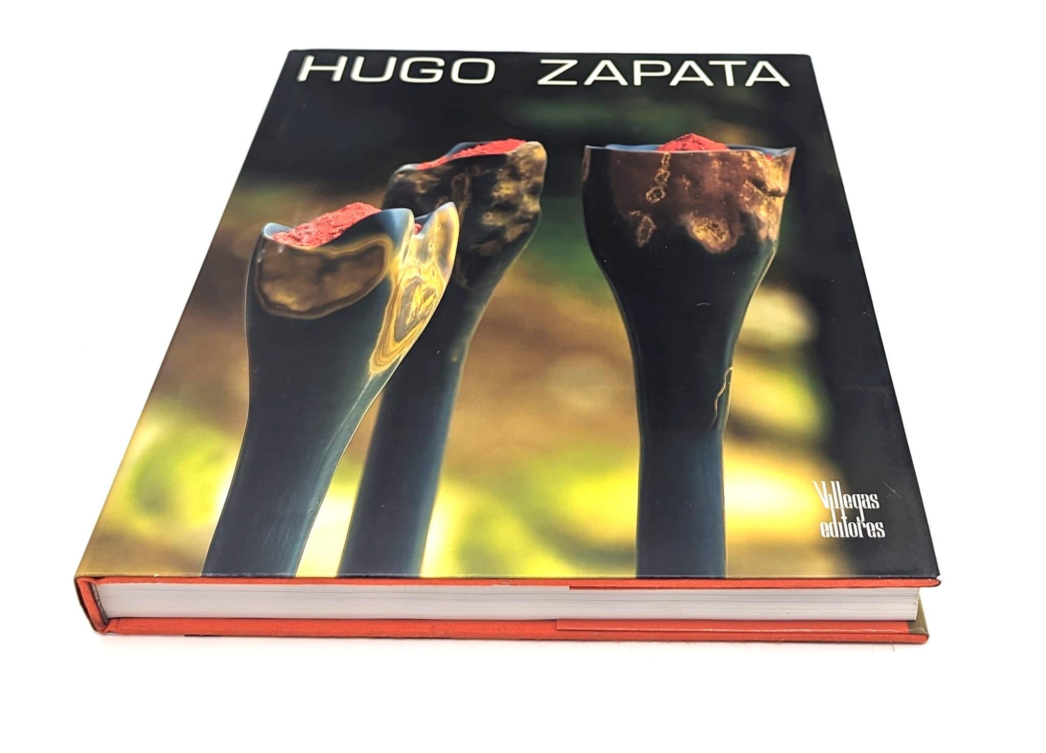 Cette édition reliée d'une collection d'œuvres d'Hugo Zapata, l'un des artistes et sculpteurs les plus singuliers d'Amérique latine, est proposée. Parmi les centaines de photographies époustouflantes, on trouve des articles et des critiques datant