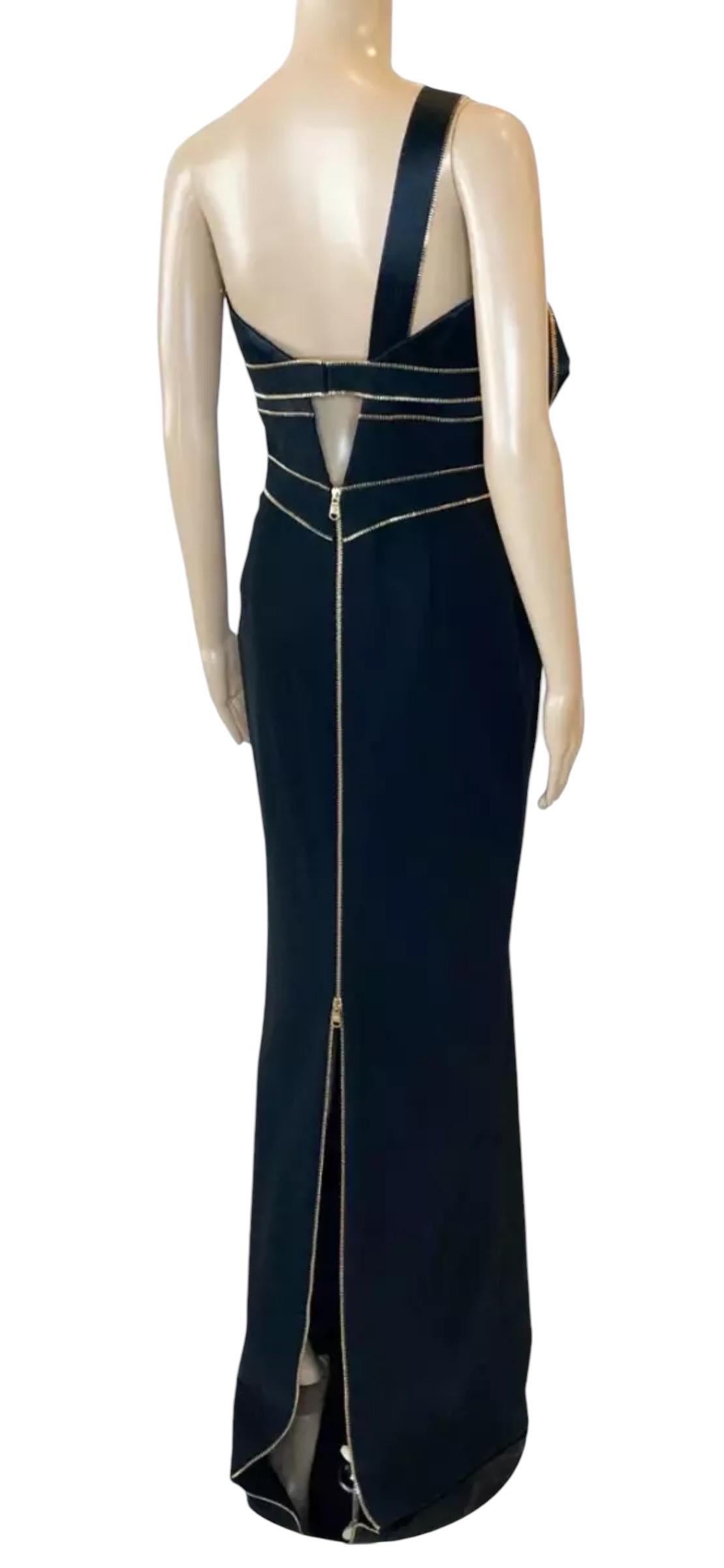 Nero 2009 Vintage Versace Abito lungo monospalla in seta nera con cuore 42 - 6 in vendita