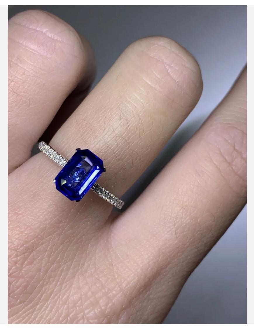Emerald Cut 2.00ct Ceylon sapphire chunky diamond solitaire engagement ring in platinum For Sale