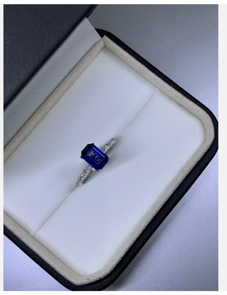 Women's or Men's 2.00ct Ceylon sapphire chunky diamond solitaire engagement ring in platinum For Sale