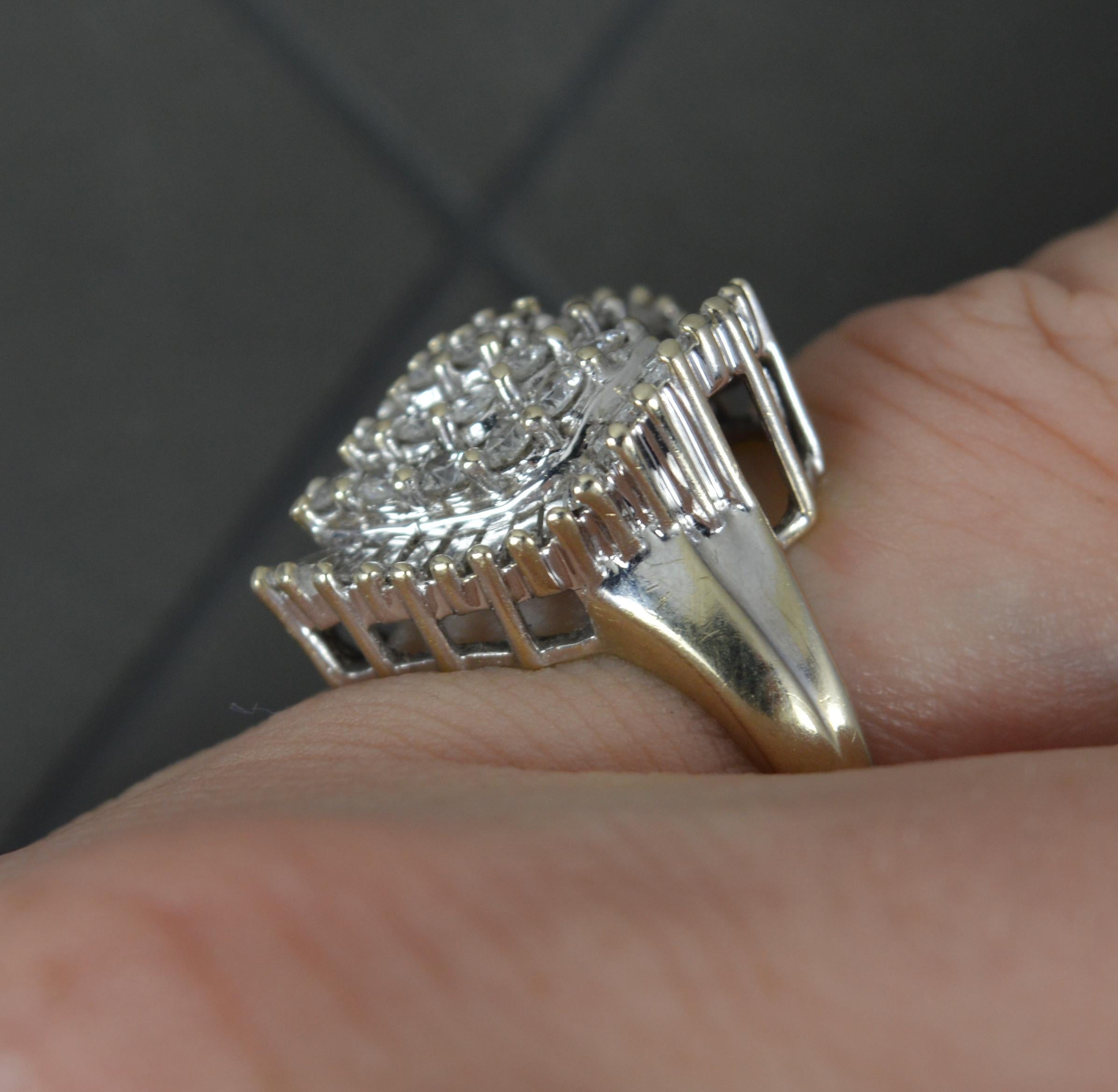 2,00ct Diamant und 18ct Weißgold Herzförmiger Diamant-Cluster-Ring (Rundschliff) im Angebot