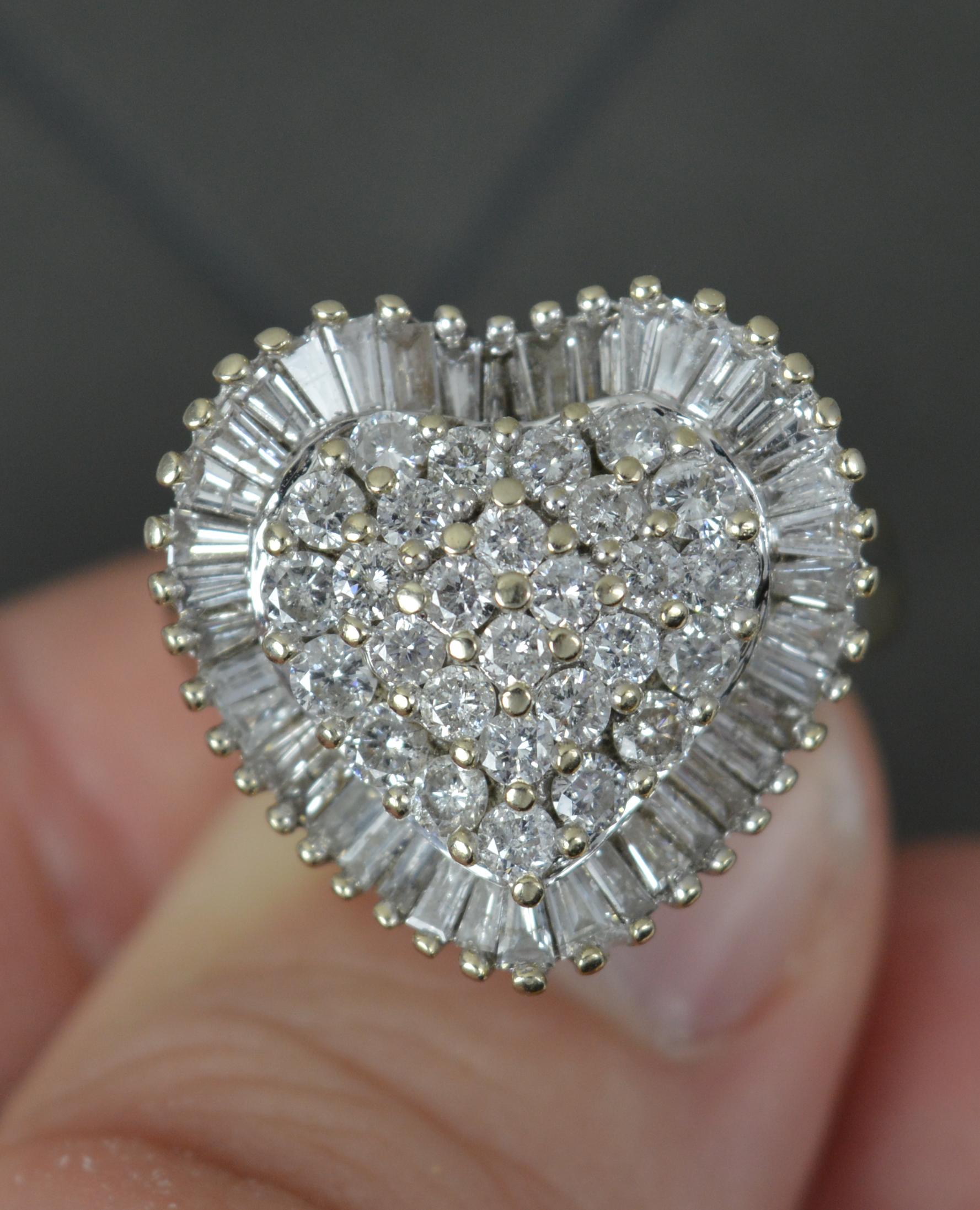 2,00ct Diamant und 18ct Weißgold Herzförmiger Diamant-Cluster-Ring im Angebot 1