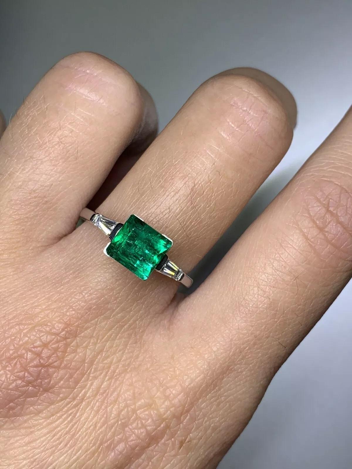 2.00ct Diamond baguette emerald green trilogy engagement ring in platinum. In New Condition For Sale In London, GB