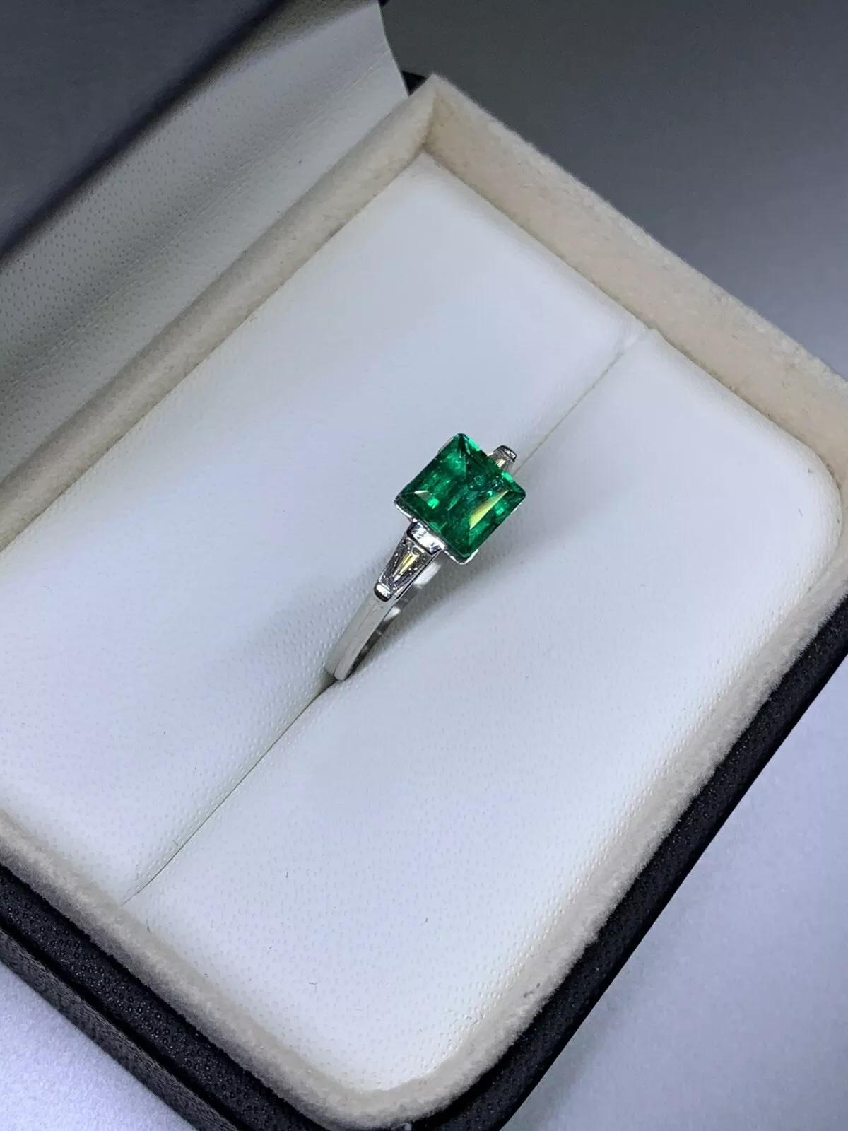 Women's or Men's 2.00ct Diamond baguette emerald green trilogy engagement ring in platinum. For Sale