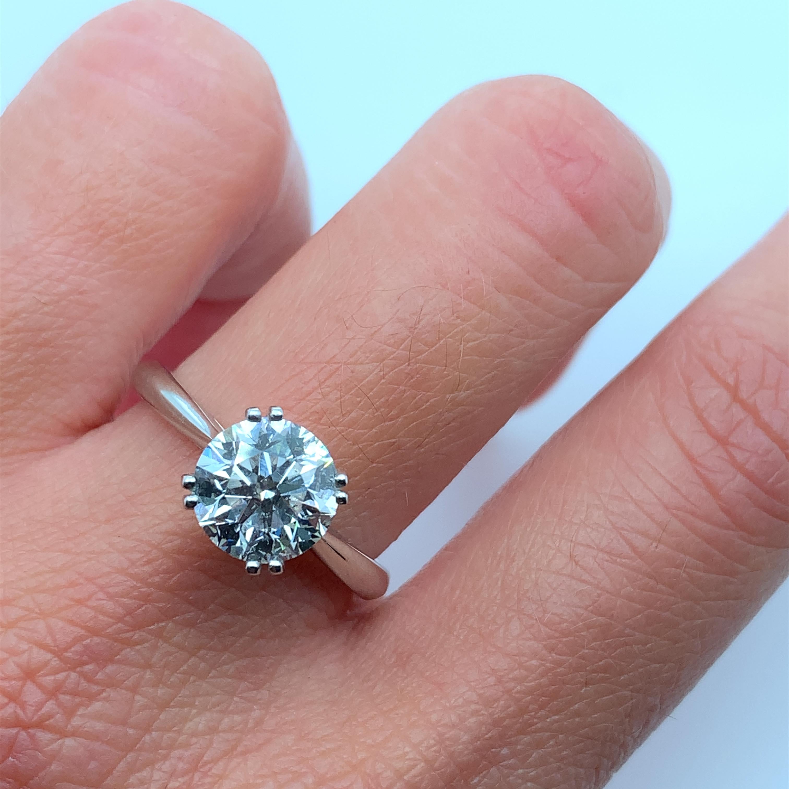 Modern 2.00ct Diamond certified solitaire engagement ring 18k white gold For Sale