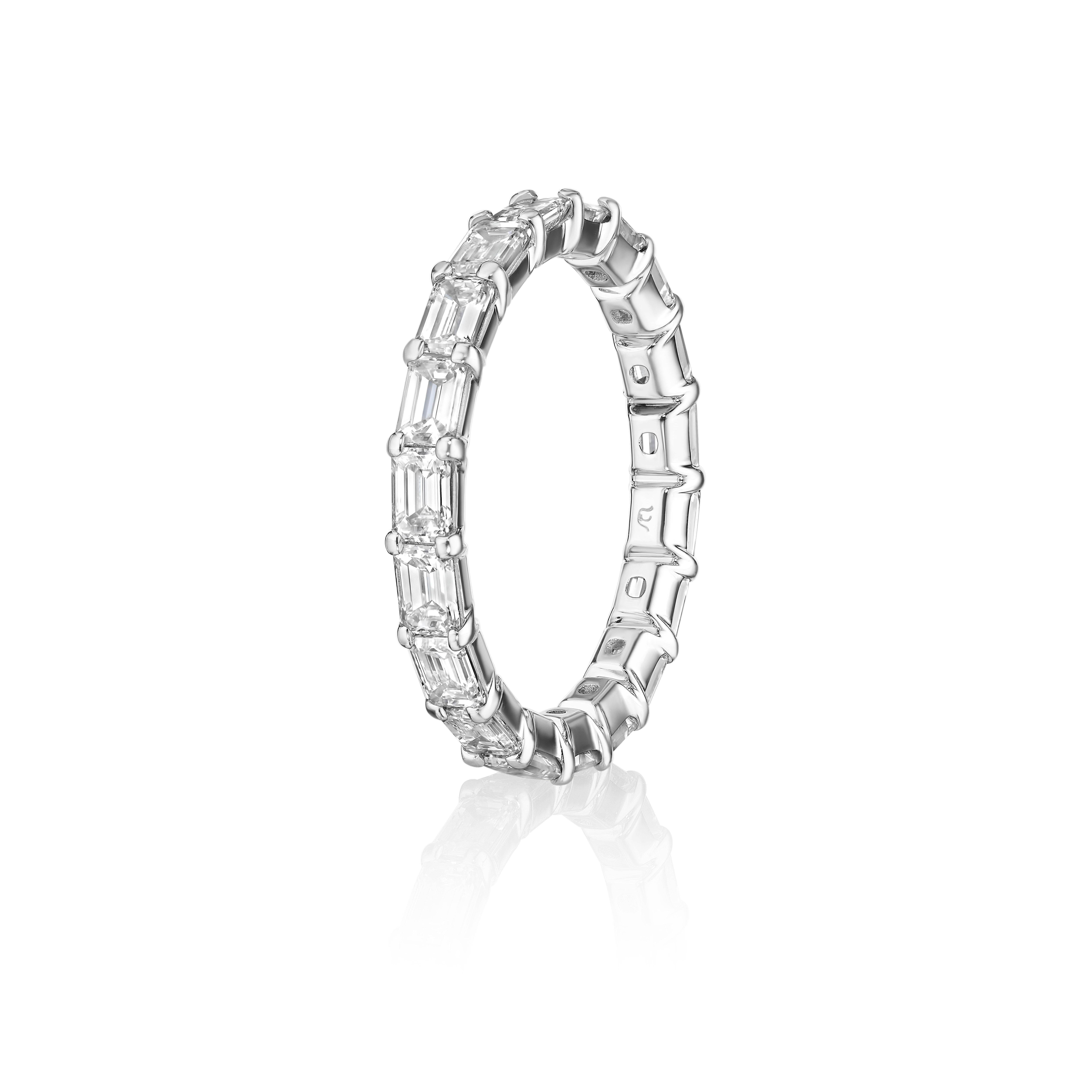2.00ct Diamond Emerald Cut Eternity Band in 18KT Gold For Sale 1