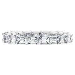 Anillo de eternidad de diamantes talla esmeralda de 2,00 ct en oro de 18 quilates