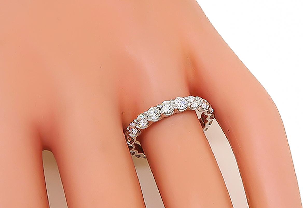 Il s'agit d'une élégante alliance en or blanc 14k pour l'éternité. L'anneau est serti de diamants ronds étincelants qui pèsent environ 2,00 ct. La couleur de ces diamants est G avec une clarté VS. La bande mesure 3 mm de large et pèse 2,3 grammes.
