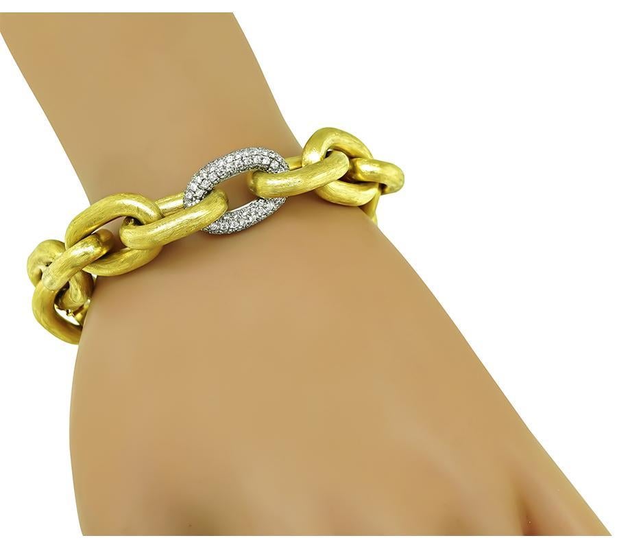 Se trata de una encantadora pulsera de oro amarillo y blanco de 18 quilates. La pulsera está engastada con brillantes diamantes de talla redonda que pesan aproximadamente 2.00 ct. El color de estos diamantes es G con claridad VS. La pulsera mide
