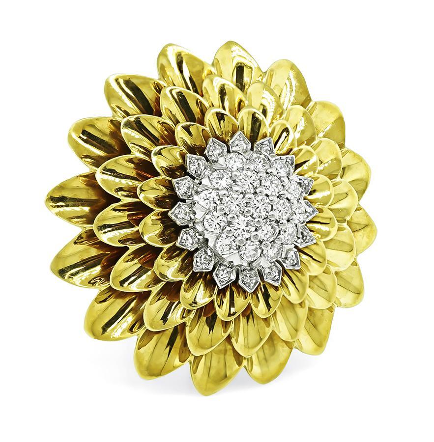 Dies ist eine wunderschöne Blumennadel aus 18k Gelb- und Weißgold. Die Brosche ist mit funkelnden Diamanten im Rundschliff besetzt, die etwa 2.00ct wiegen. Die Farbe dieser Diamanten ist G mit VS-Reinheit. Die Brosche hat einen Durchmesser von 39 mm