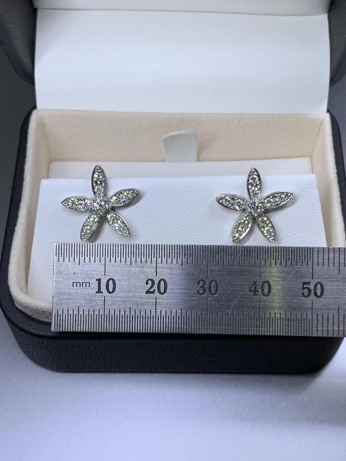 Eleva la tua collezione di gioielli con questi splendidi orecchini a perno con diamante grande da 2,00ct. Realizzati con cura in oro bianco 18 carati, questi orecchini vantano una splendida incastonatura a fiore che catturerà sicuramente