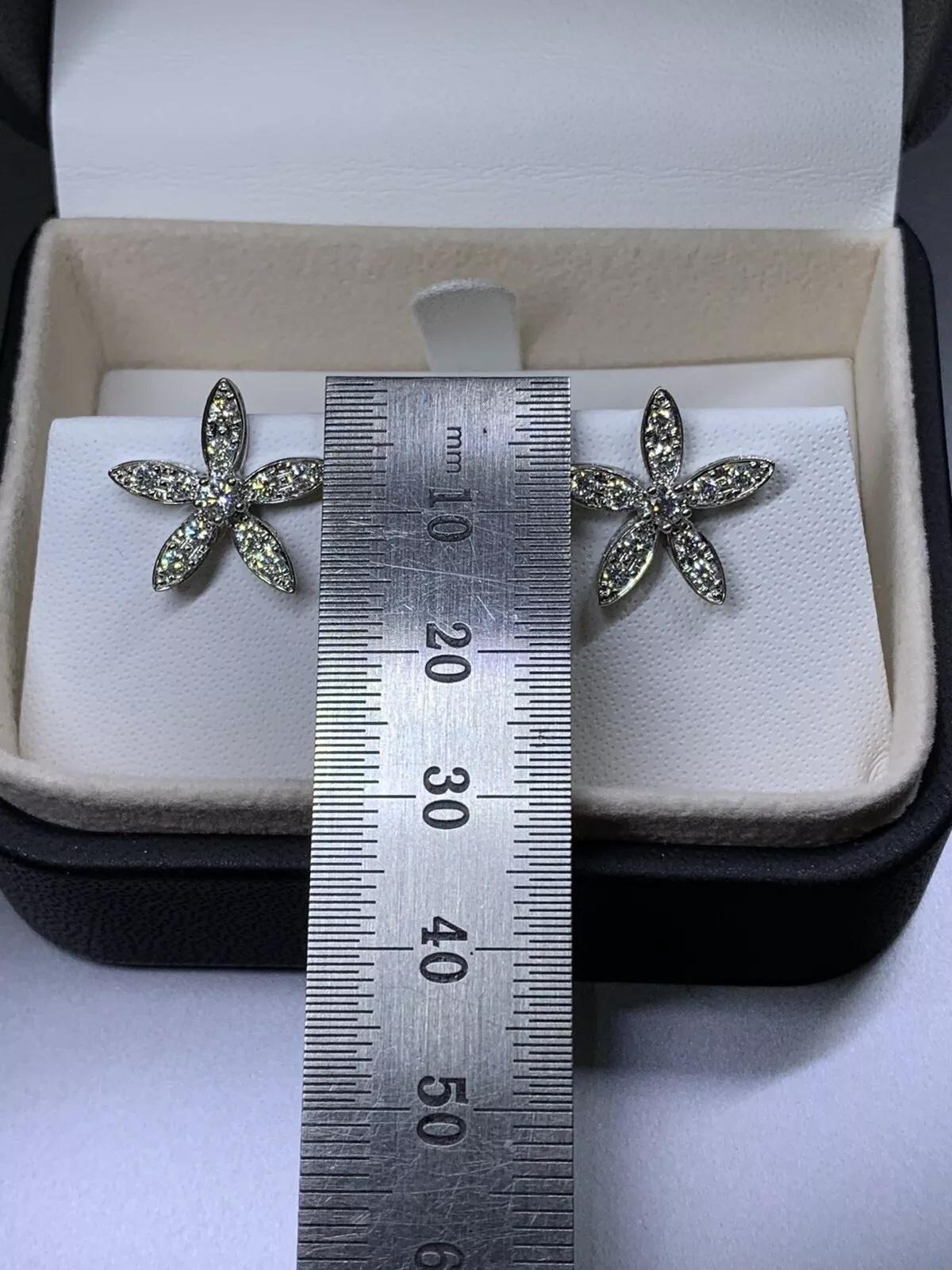 Taglio rotondo Orecchini a perno con stella di 2,00ct Diamante grande in oro bianco 18ct in vendita