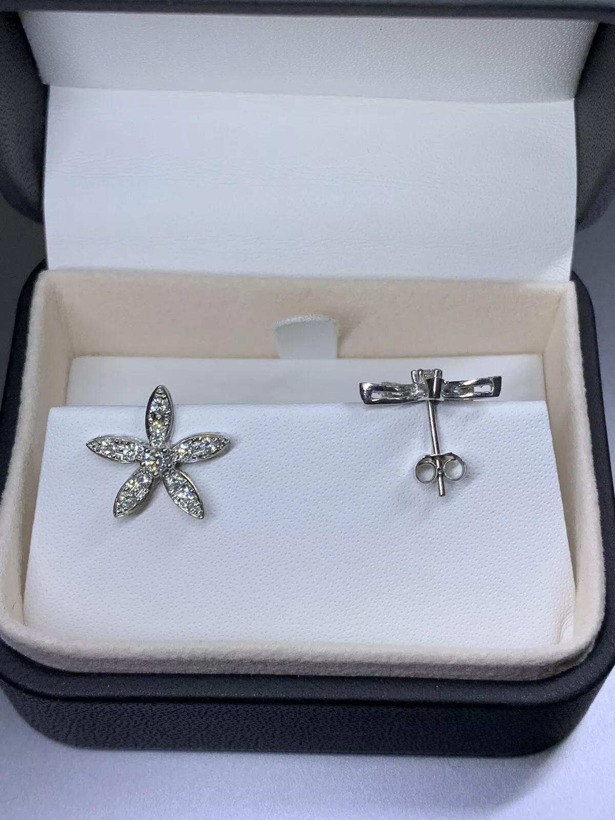 Orecchini a perno con stella di 2,00ct Diamante grande in oro bianco 18ct In condizioni Nuovo in vendita a London, GB