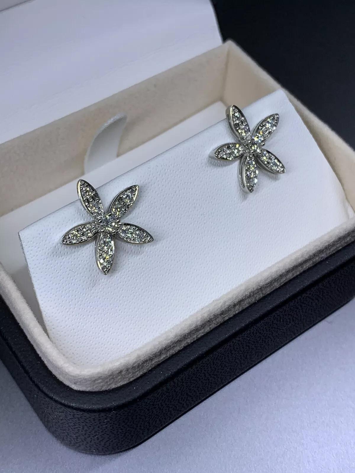 Orecchini a perno con stella di 2,00ct Diamante grande in oro bianco 18ct in vendita 1