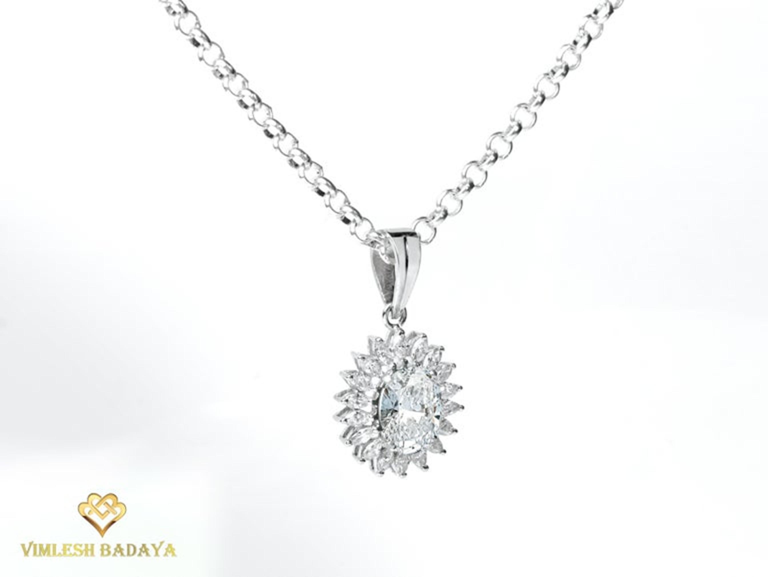 Pendentif halo de diamants taille ovale de 2 carats H incolores VS certifiés par le GIA en vente 1