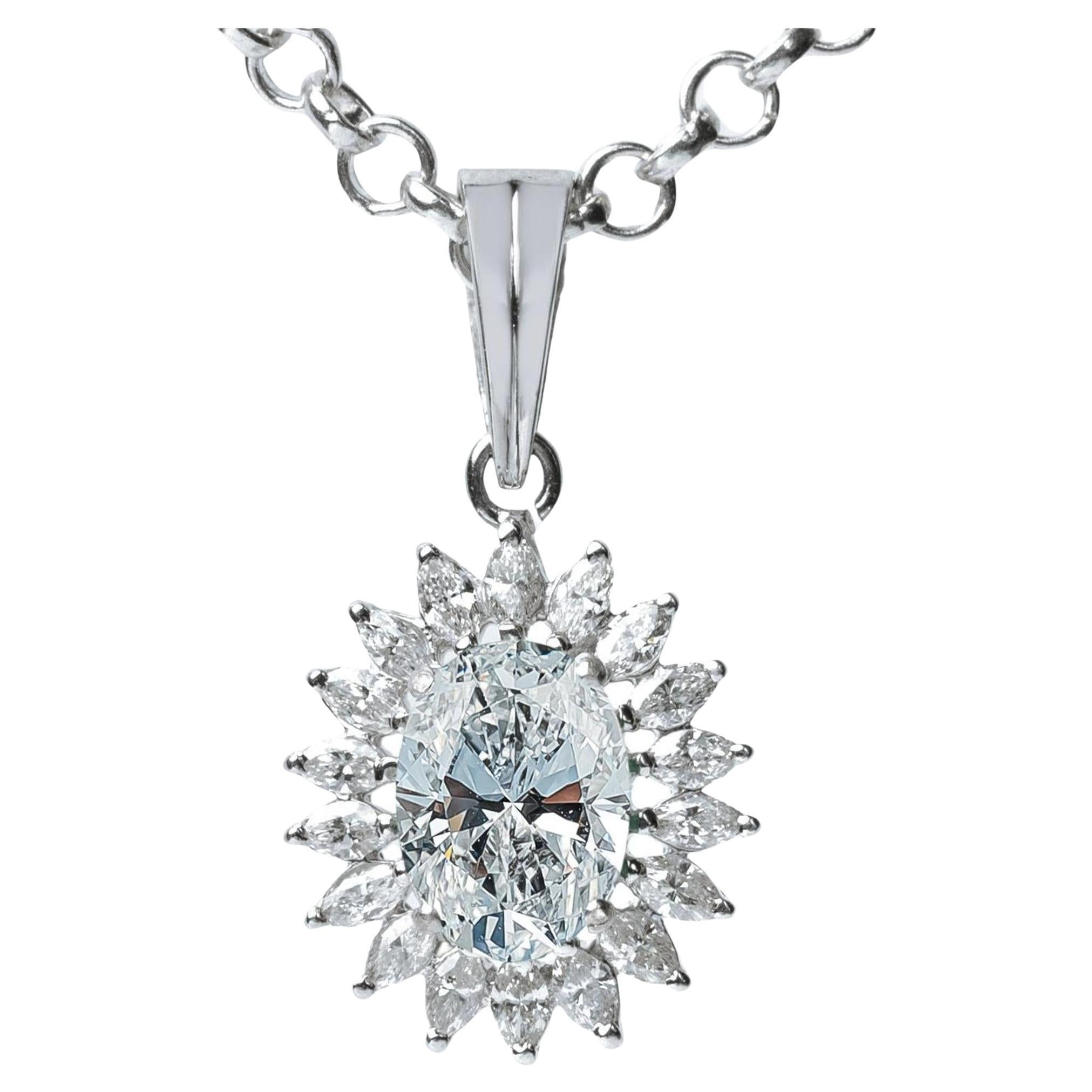 Pendentif halo de diamants taille ovale de 2 carats H incolores VS certifiés par le GIA en vente