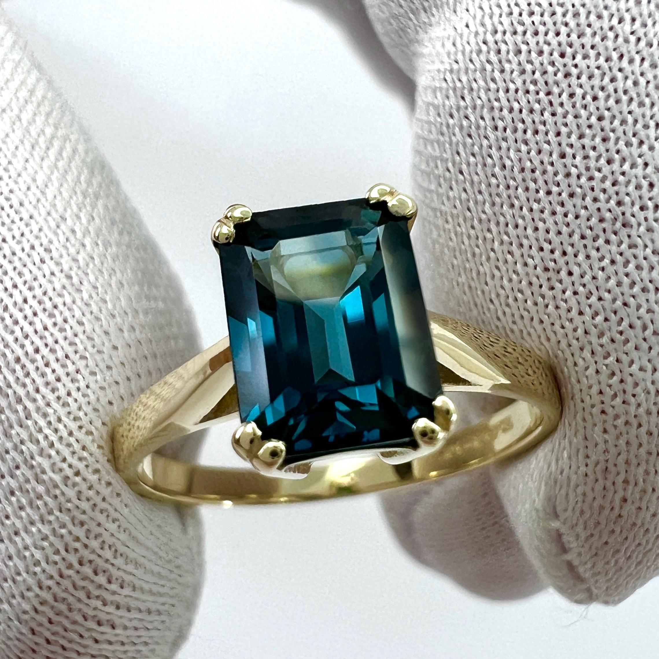 Bague solitaire en topaze bleue de Londres à taille octogonale et émeraude naturelle.

Topaze de 2,00 carats d'une couleur bleu foncé étonnante et d'une excellente clarté, pierre très propre. 
La taille octogonale de l'émeraude est excellente, ce