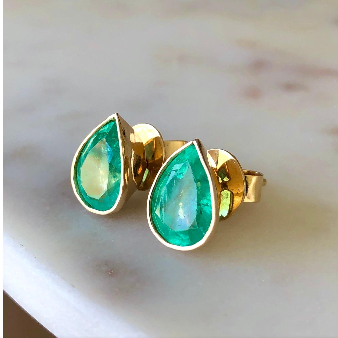 Emeralds Maravellous 2.40 Carat Natural Colombian Emerald Pear Cut Earrings 18K For Sale 4