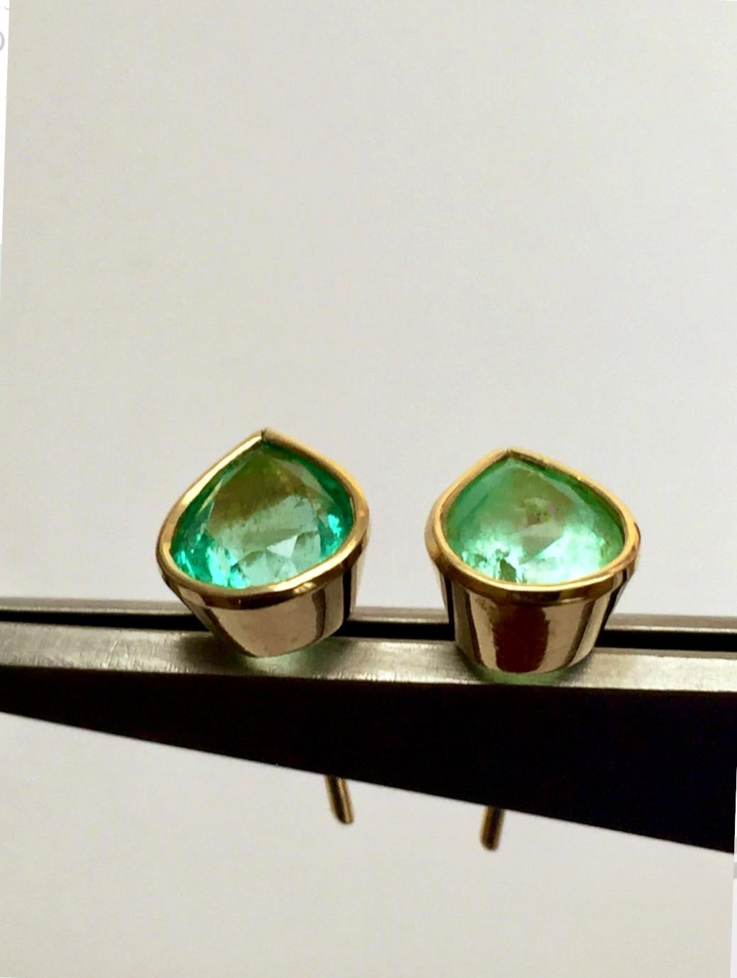 Emeralds Maravellous 2.40 Carat Natural Colombian Emerald Pear Cut Earrings 18K For Sale 7