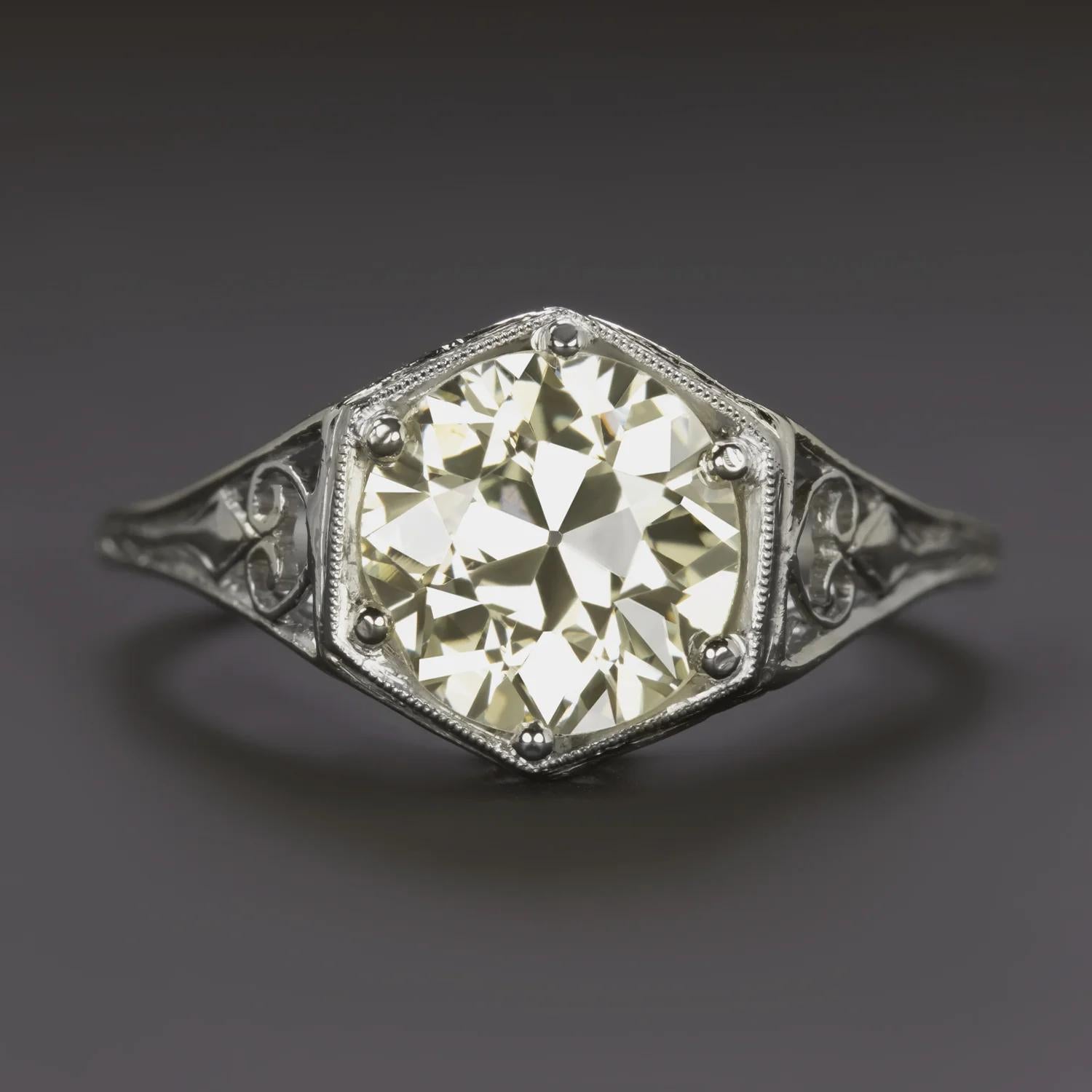 Un vero tesoro d'epoca, questo eccezionale solitario Art of Vintage presenta uno splendido diamante di 2,00 carati con taglio europeo antico, incastonato in una montatura in filigrana di platino squisitamente realizzata a mano. Il diamante mostra un