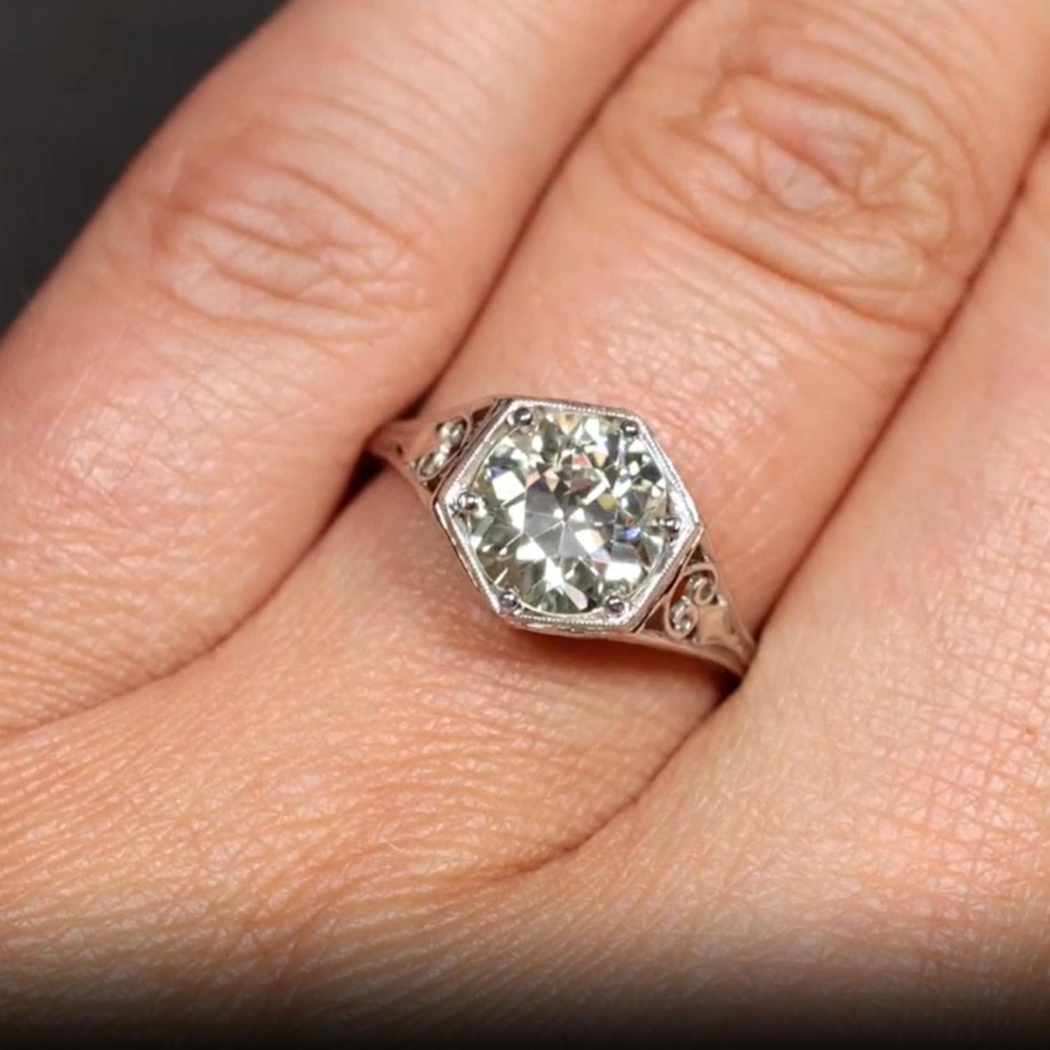 Art Déco Anello solitario con diamante vecchio taglio europeo da 2,00 ct - Art Deco Platino in vendita