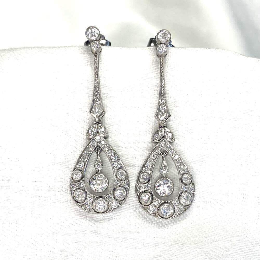 Step into the alluring world of Edwardian elegance with this stunning pair of handcrafted earrings. Inspired by the intricate details of the era, these Edwardian-style earrings have been meticulously crafted using platinum, a metal renowned for its