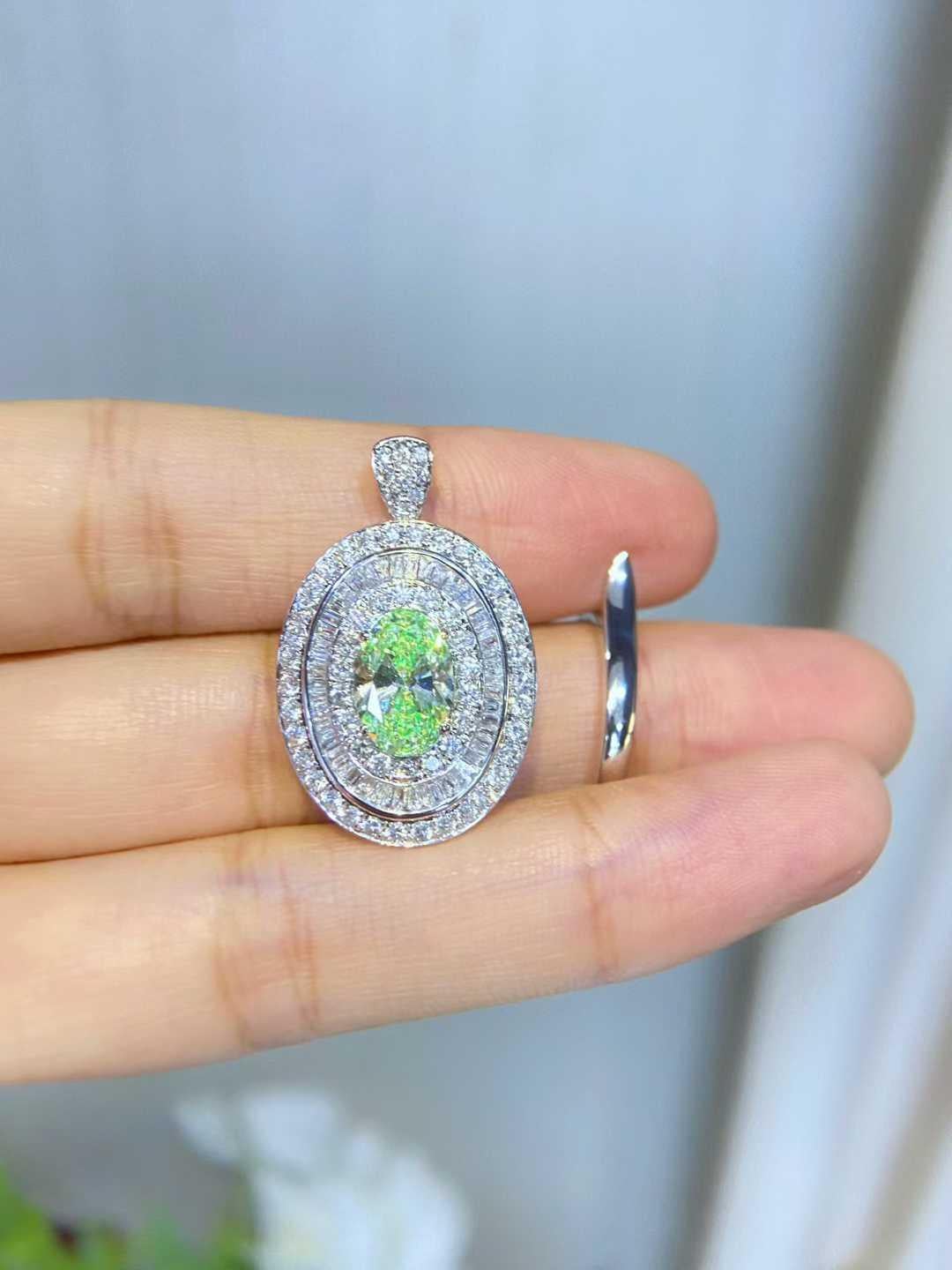 Contemporain Bague de fiançailles avec diamant vert ovale de 2,00ct et triple halo de 1,50ct en Greene & Greene 18K en vente