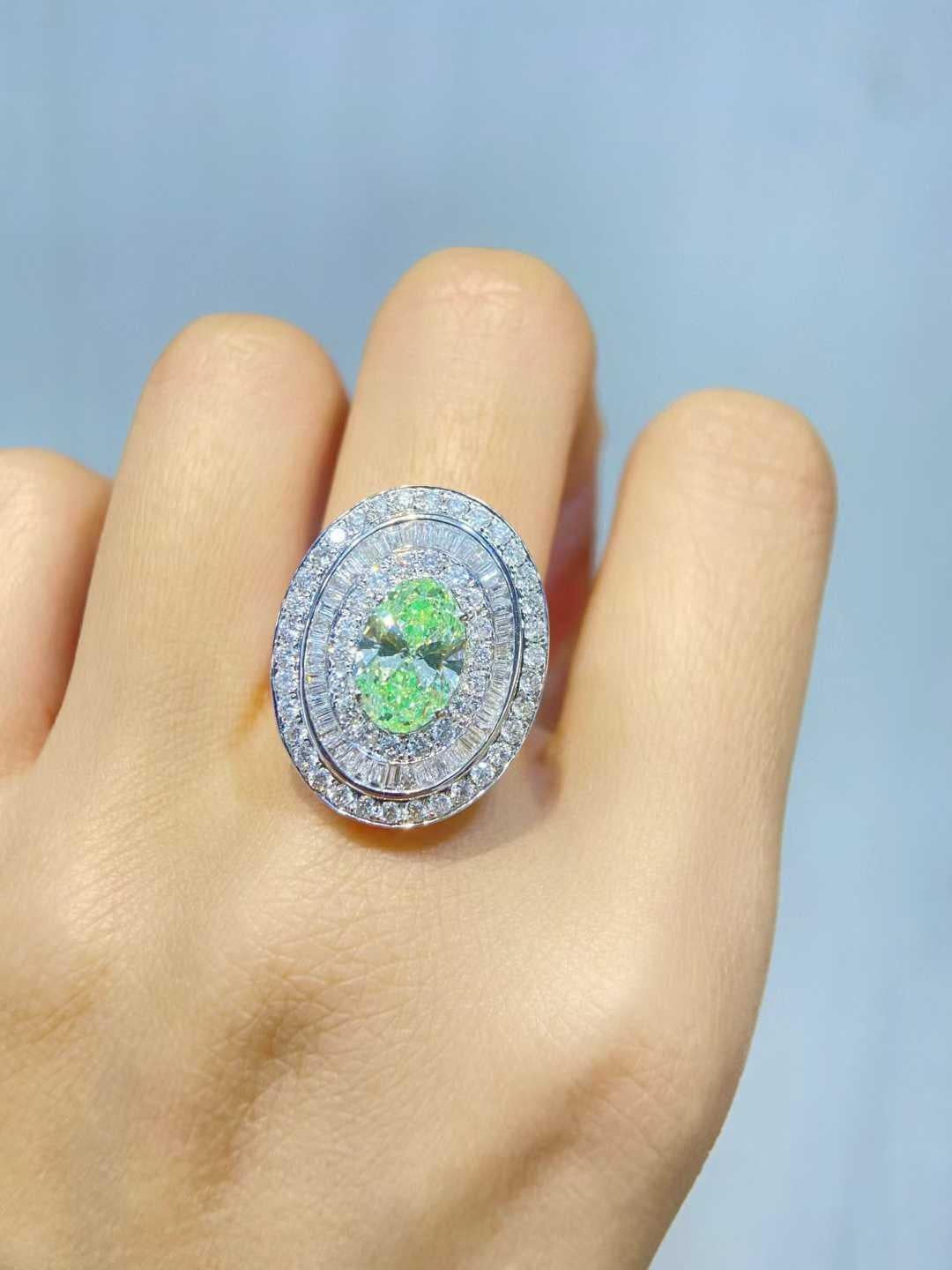 Bague de fiançailles avec diamant vert ovale de 2,00ct et triple halo de 1,50ct en Greene & Greene 18K Neuf - En vente à Bucharest, Romania