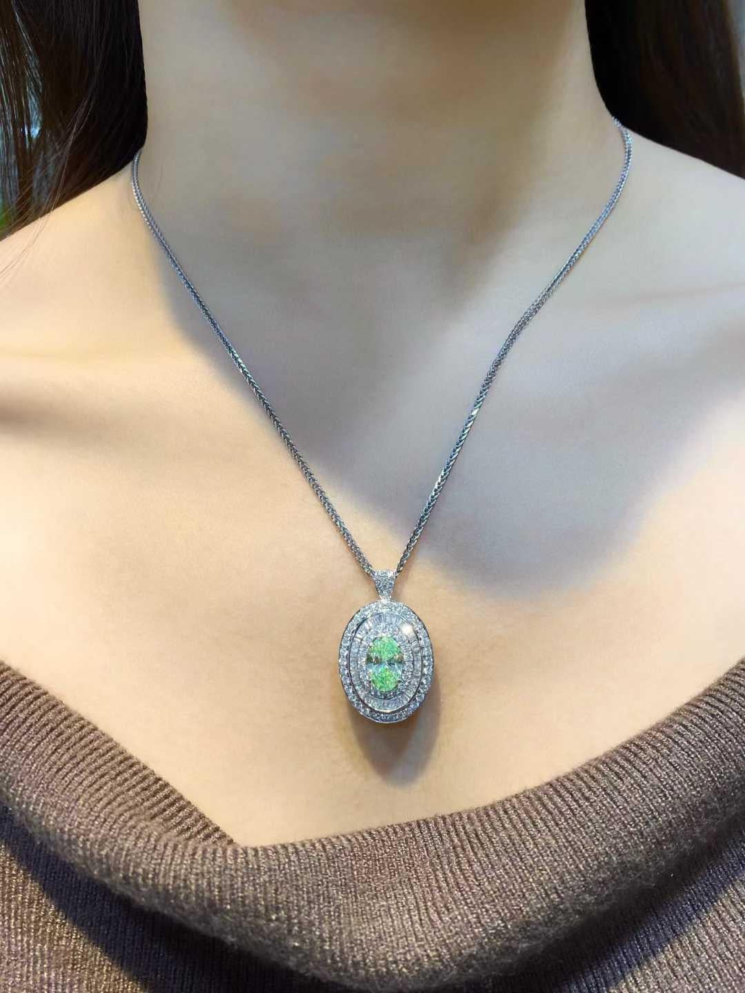 Bague de fiançailles avec diamant vert ovale de 2,00ct et triple halo de 1,50ct en Greene & Greene 18K en vente 1